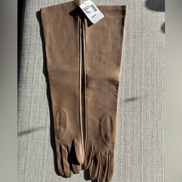 Saks Fifth Avenue Accessories - Saks Fifth Avenue Tan Leather Gloves size 7